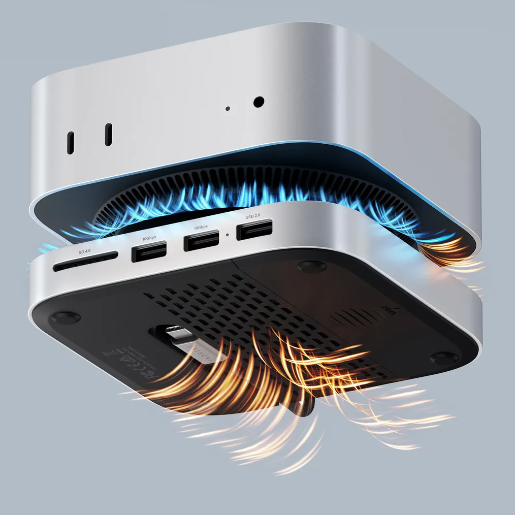 Srebrny hub Satechi zamontowany pod Mac Mini M4, widok od dołu prezentujący przepływ powietrza. Niebieskie i pomarańczowe linie ilustrują system chłodzenia i odprowadzania ciepła przez wentylowany spód urządzenia. Na przodzie widoczne są dostępne porty rozszerzeń.