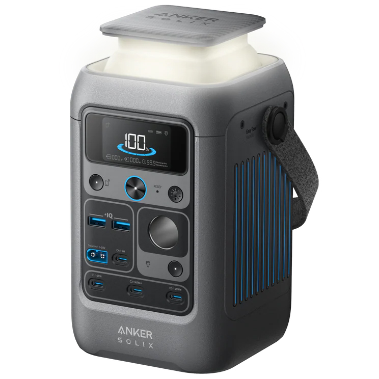 Stacja zasilania Anker SOLIX C300X DC z wysuniętą górną częścią pełniącą funkcję lampy kempingowej. Urządzenie ma szarą obudowę, boczny pasek do przenoszenia oraz przedni panel z wyświetlaczem pokazującym stan baterii i komplet portów ładujących. Widok pod kątem na białym tle.