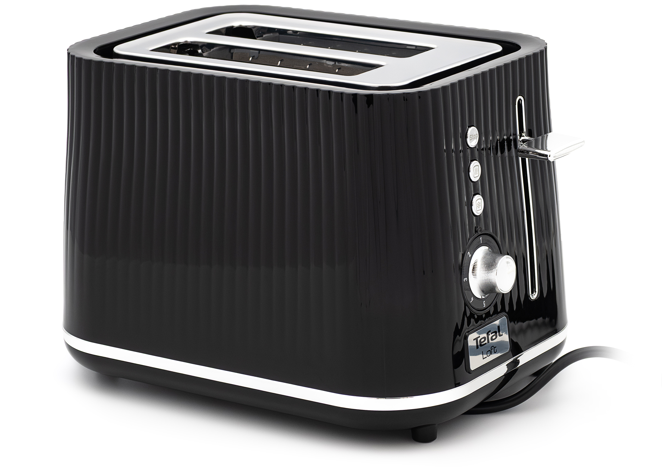 Czarny toster Tefal Loft TT761838 z dwiema szczelinami na białym tle. Obudowa ma unikalną, pionowo karbowaną fakturę oraz chromowane elementy, w tym panel sterowania z pokrętłem i przyciskami. Widok z boku ukazuje srebrną dźwignię startową i plakietkę z nazwą serii Loft.