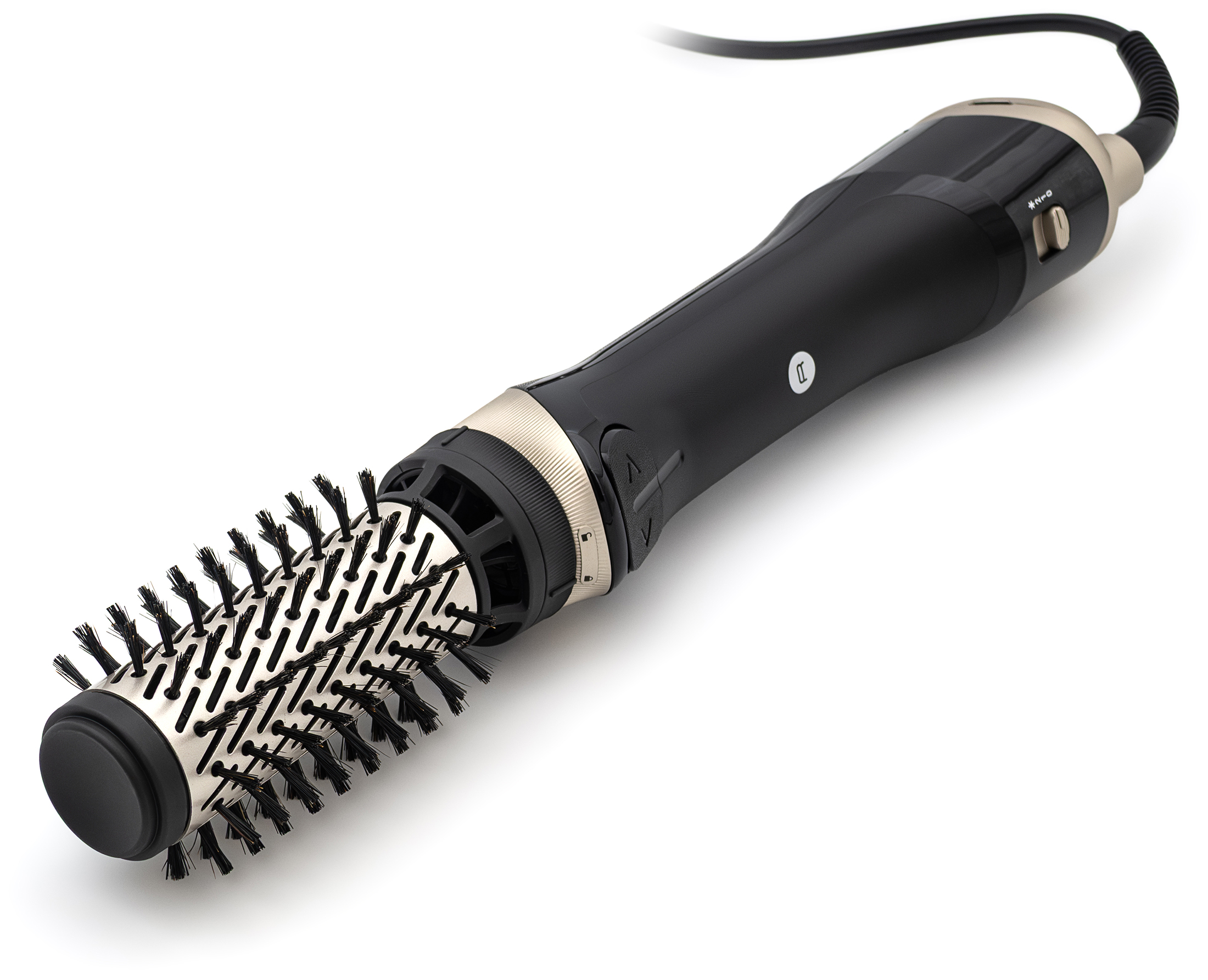 Lokówko-suszarka Rowenta Brush Activ w kolorze czarnym z metalicznymi akcentami, widok z boku na białym tle. Urządzenie ma założoną szeroką szczotkę obrotową i posiada widoczne przyciski sterujące oraz suwak z funkcją zimnego nawiewu. Perspektywa ukazuje całą długość korpusu wraz z kablem zasilającym.
