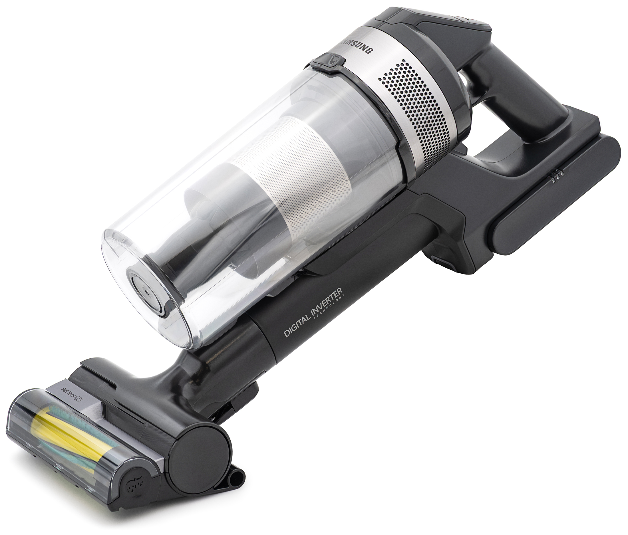 Odkurzacz ręczny Samsung Jet 65 Pet z zamontowaną końcówką Pet Tool, widok z boku pod skosem. Urządzenie jest czarno-srebrne z przezroczystym zbiornikiem. Mini elektroszczotka wyróżnia się jaskrawym, żółtym wałkiem czyszczącym.