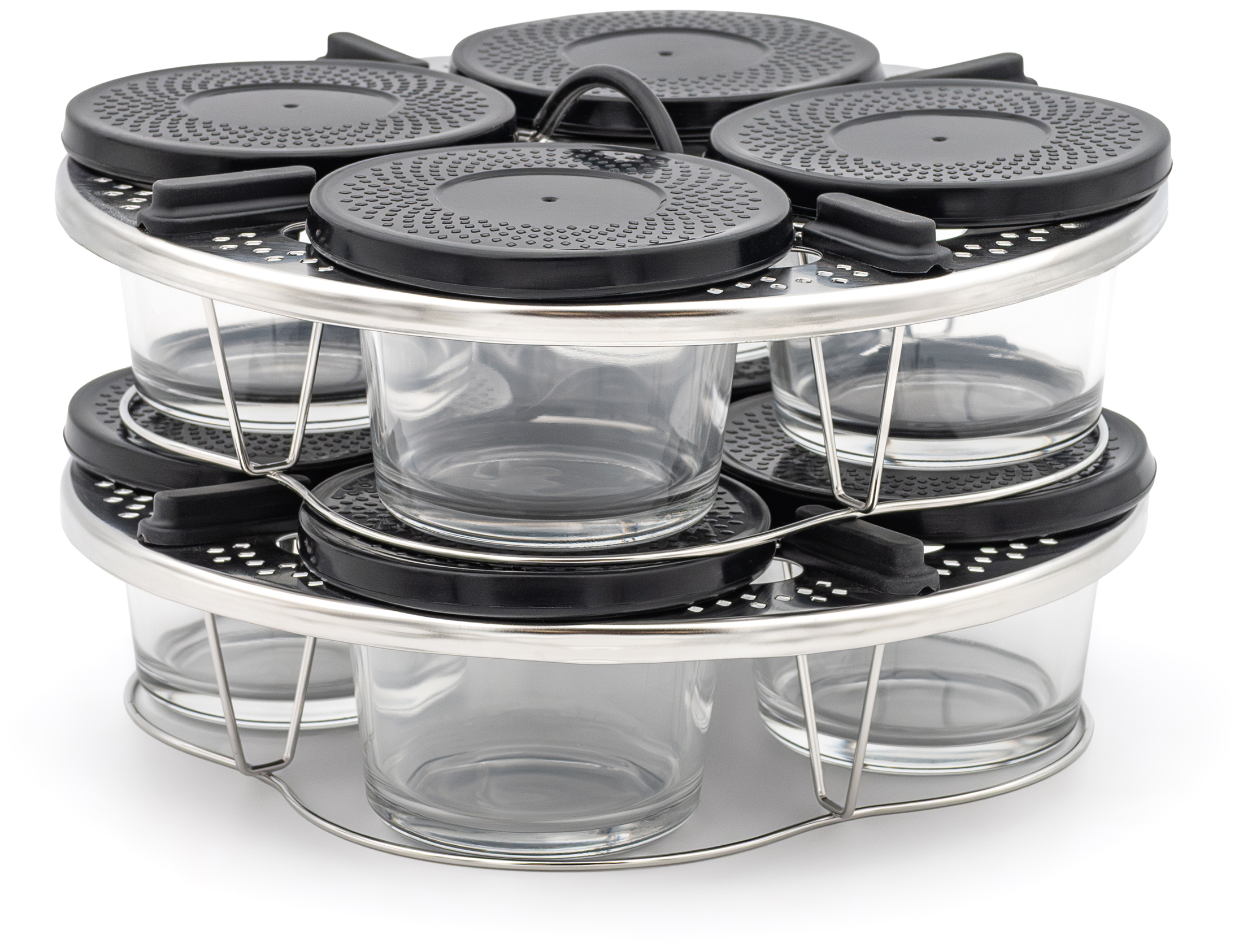 Komplet ośmiu szklanych słoiczków Tefal Cook4Me XA6140E0 w dwupoziomowym, stalowym stelażu. Słoiczki posiadają czarne, ozdobne nakrętki, a cała konstrukcja wyposażona jest w centralny uchwyt do przenoszenia. Widok pod kątem na białym tle.