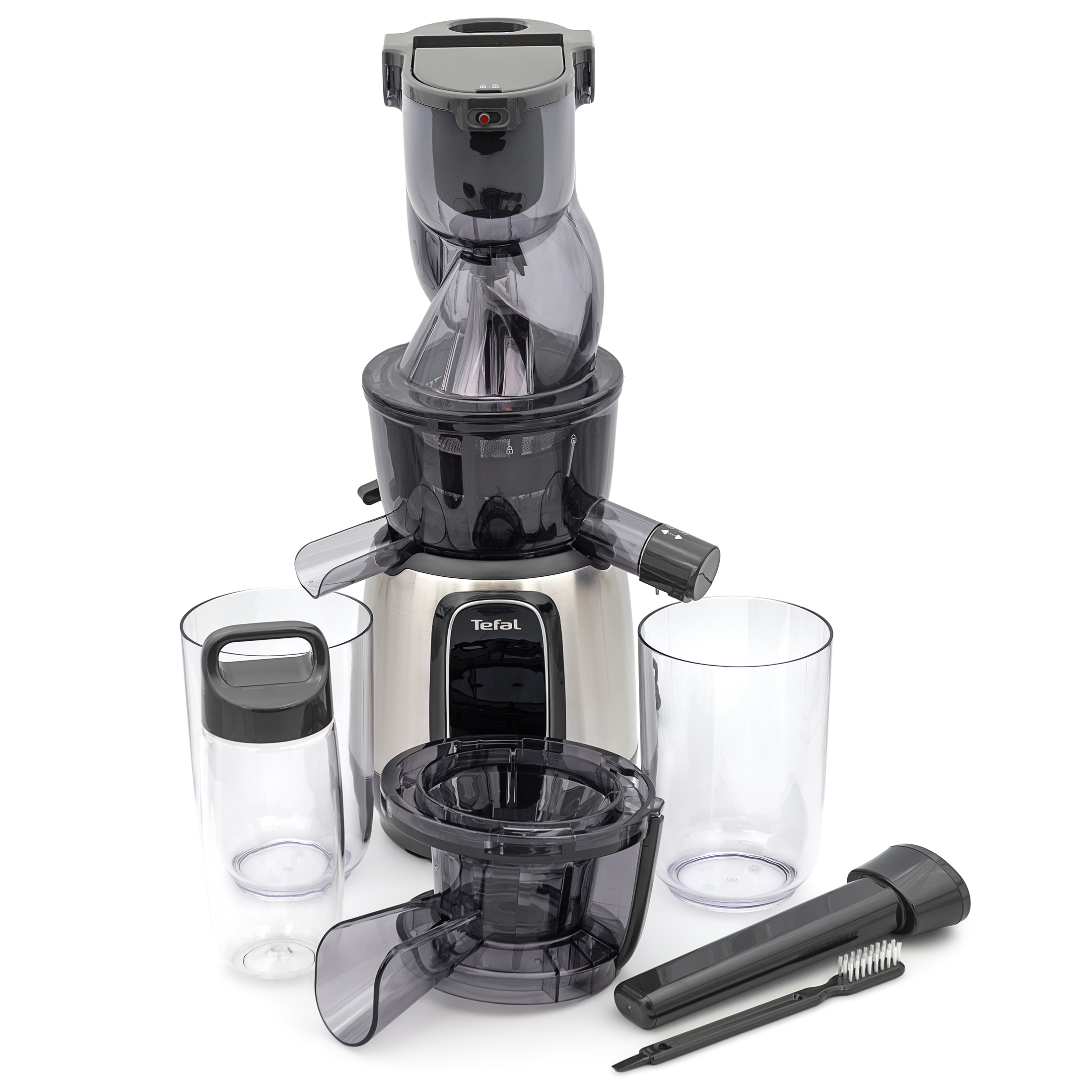 Srebrno-czarna wyciskarka Tefal Ultra Juice Digit ZC605D38 na białym tle, przedstawiona z kompletem akcesoriów. Z przodu i po bokach widoczne są dwa przezroczyste pojemniki, bidon z czarną zakrętką, dodatkowe sitko, popychacz oraz szczoteczka.