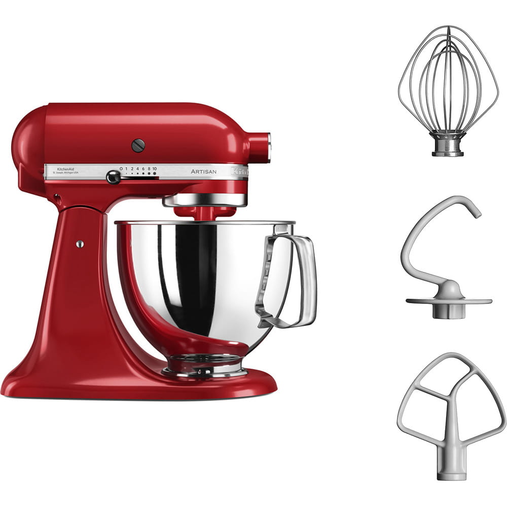 Czerwony robot kuchenny KitchenAid 5KSM125EER z misą i trzema srebrnymi końcówkami do mieszania obok, wszystko na białym tle.