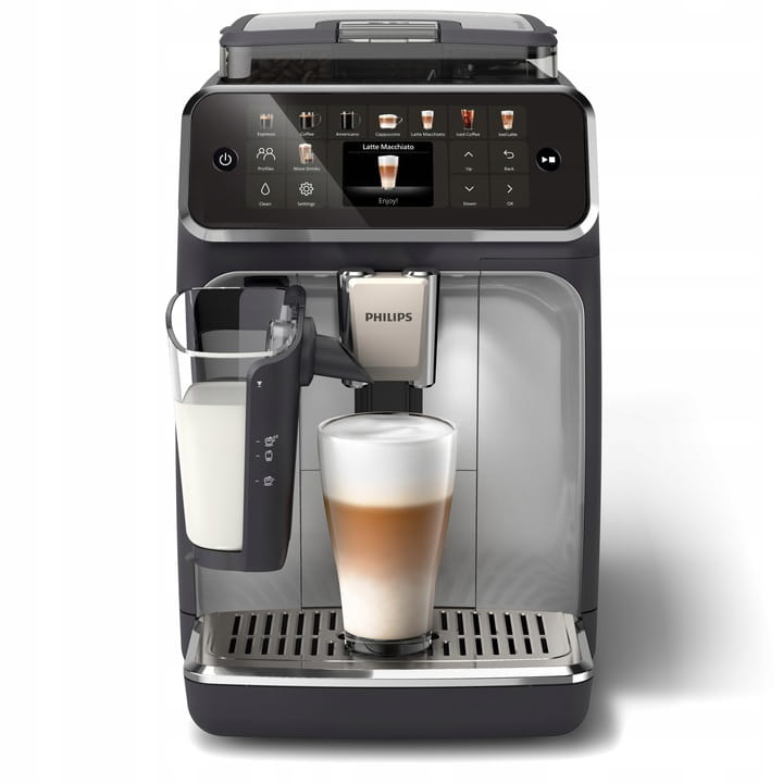 Ekspres do kawy Philips EP5546/70 LatteGo Series 5500 z kolorowym panelem dotykowym i systemem mlecznym. Na tacy ociekowej stoi gotowa kawa latte macchiato w wysokiej szklance, a w pojemniku obok widoczne jest mleko.