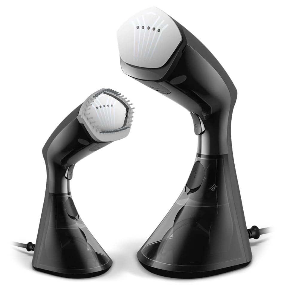 Dwa ujęcia ręcznej parownicy Philips GC800/80. Widoczny jest główny moduł steamera ze srebrną płytą parową oraz wersja z zamontowaną nasadką szczotkową. Urządzenie posiada przezroczysty zbiornik na wodę zintegrowany z uchwytem.