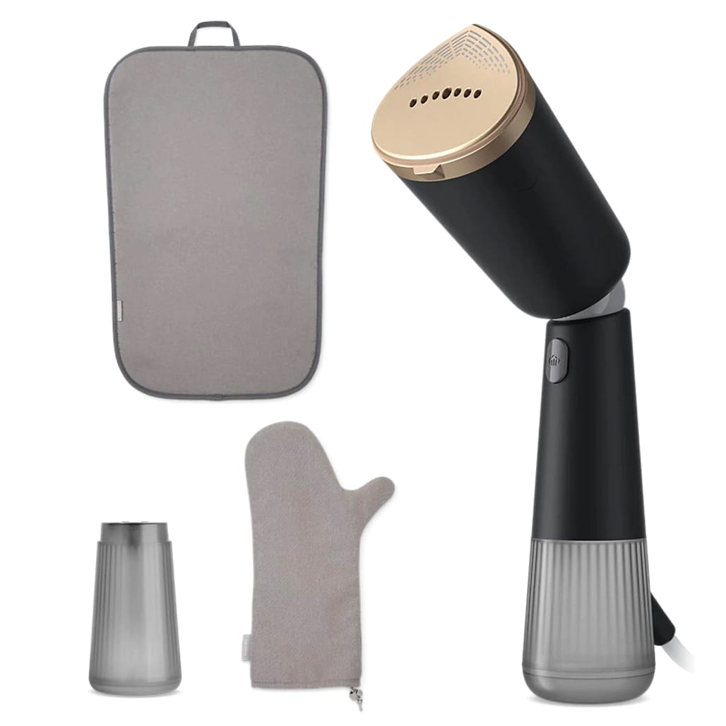 Czarna parownica Philips STH5030/80 ze złotą głowicą parową, pokazana w zestawie z szarą matą do prasowania, rękawicą ochronną i dodatkowym zbiornikiem na wodę. Całość zaprezentowana na czystym, białym tle.