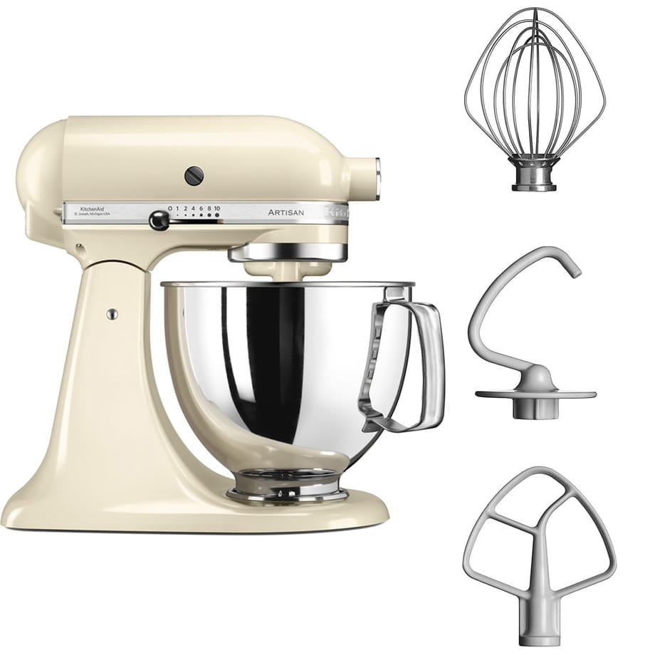 Kremowy robot kuchenny KitchenAid Artisan z misą ze stali nierdzewnej, widok z boku na białym tle. Obok urządzenia znajdują się trzy wymienne końcówki: rózga, hak i mieszadło płaskie.