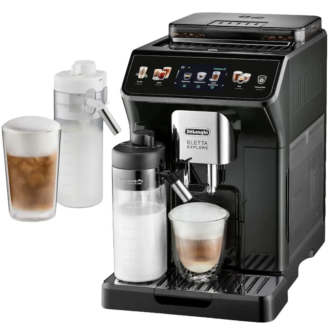 Czarny ekspres DeLonghi Eletta Explore z kolorowym panelem dotykowym i dwoma wymiennymi pojemnikami na mleko. Na zdjęciu widoczne są dwie szklanki z przygotowaną kawą: jedna z ciepłym napojem mlecznym pod dozownikiem, a druga z kawą mrożoną obok urządzenia.