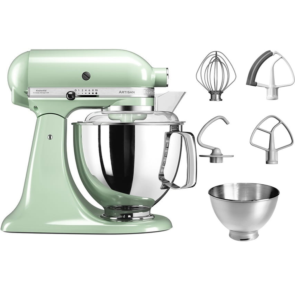 Pistacjowy robot kuchenny KitchenAid Artisan 5KSM175PSEPT ze lśniącą metalową misą i osłoną. Obok widoczny jest komplet pięciu akcesoriów, w tym dodatkowa misa ze stali nierdzewnej, wszystko na białym tle.