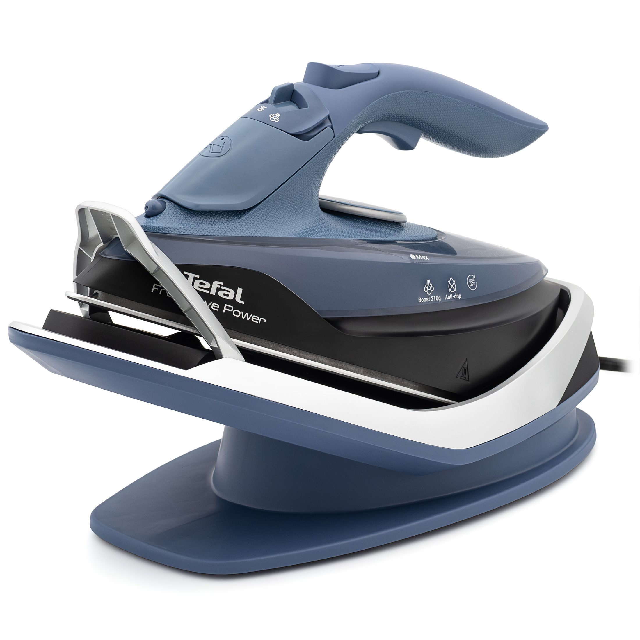 Niebieskie bezprzewodowe żelazko Tefal Freemove Power FV6675E0 zadokowane w skośnej bazie ładującej. Widok z boku ukazuje ergonomiczną rączkę, przyciski sterujące oraz białe oznaczenia funkcji pary i bezpieczeństwa na obudowie. Urządzenie stoi na stabilnej, ciemnoniebieskiej podstawie.