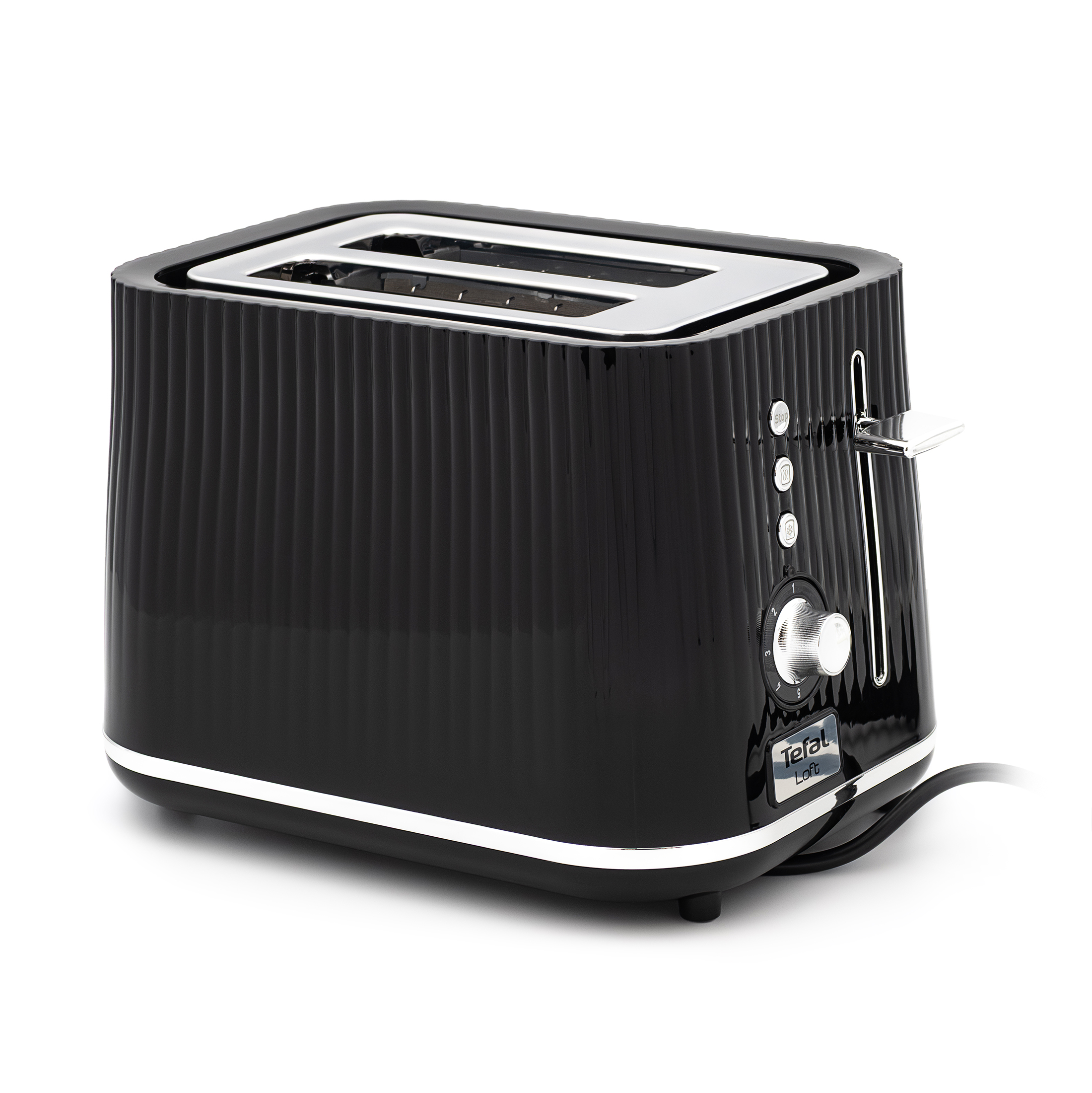 Czarny toster Tefal Loft TT761838 z dwiema szczelinami na białym tle. Obudowa ma unikalną, pionowo karbowaną fakturę oraz chromowane elementy, w tym panel sterowania z pokrętłem i przyciskami. Widok z boku ukazuje srebrną dźwignię startową i plakietkę z nazwą serii Loft.