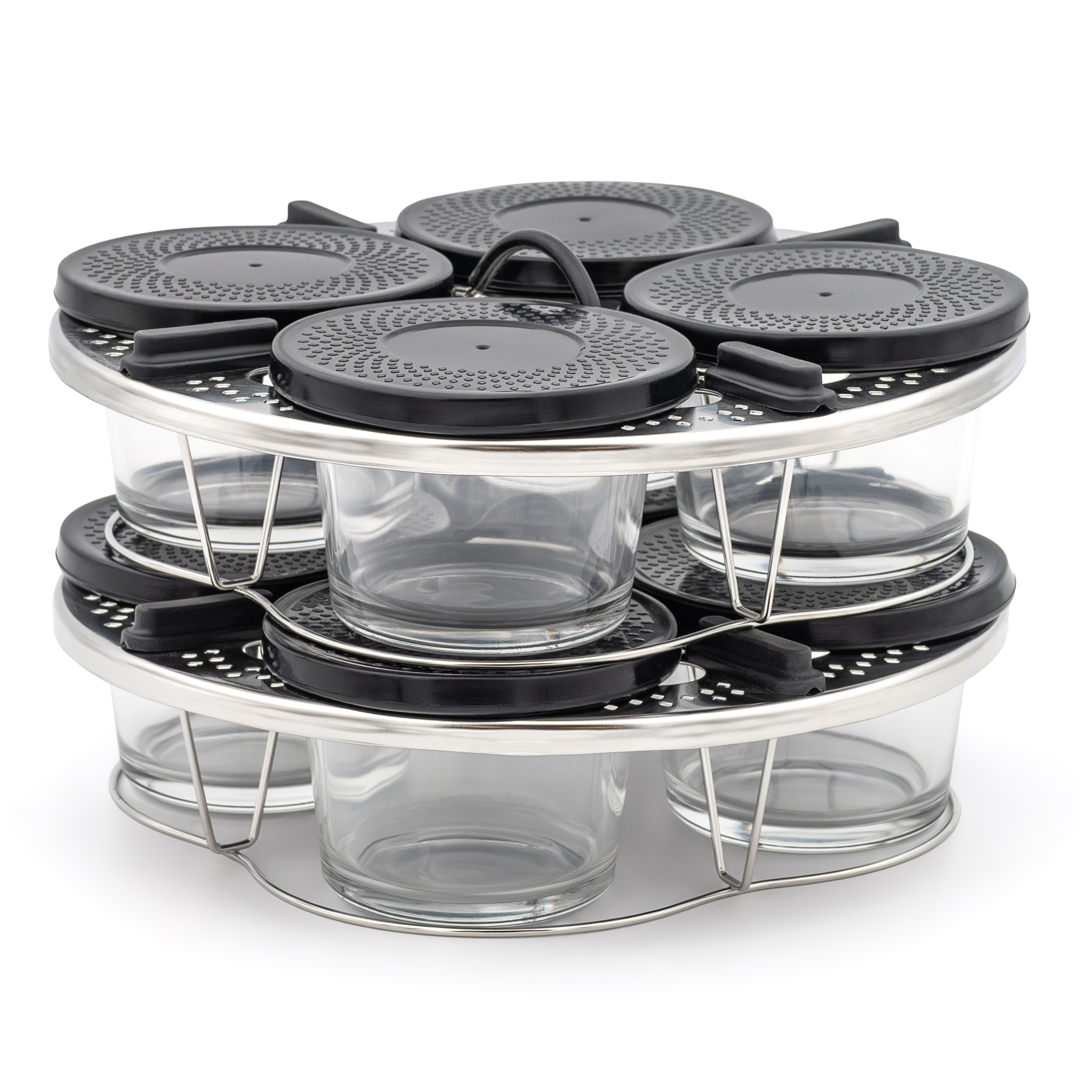 Komplet ośmiu szklanych słoiczków Tefal Cook4Me XA6140E0 w dwupoziomowym, stalowym stelażu. Słoiczki posiadają czarne, ozdobne nakrętki, a cała konstrukcja wyposażona jest w centralny uchwyt do przenoszenia. Widok pod kątem na białym tle.