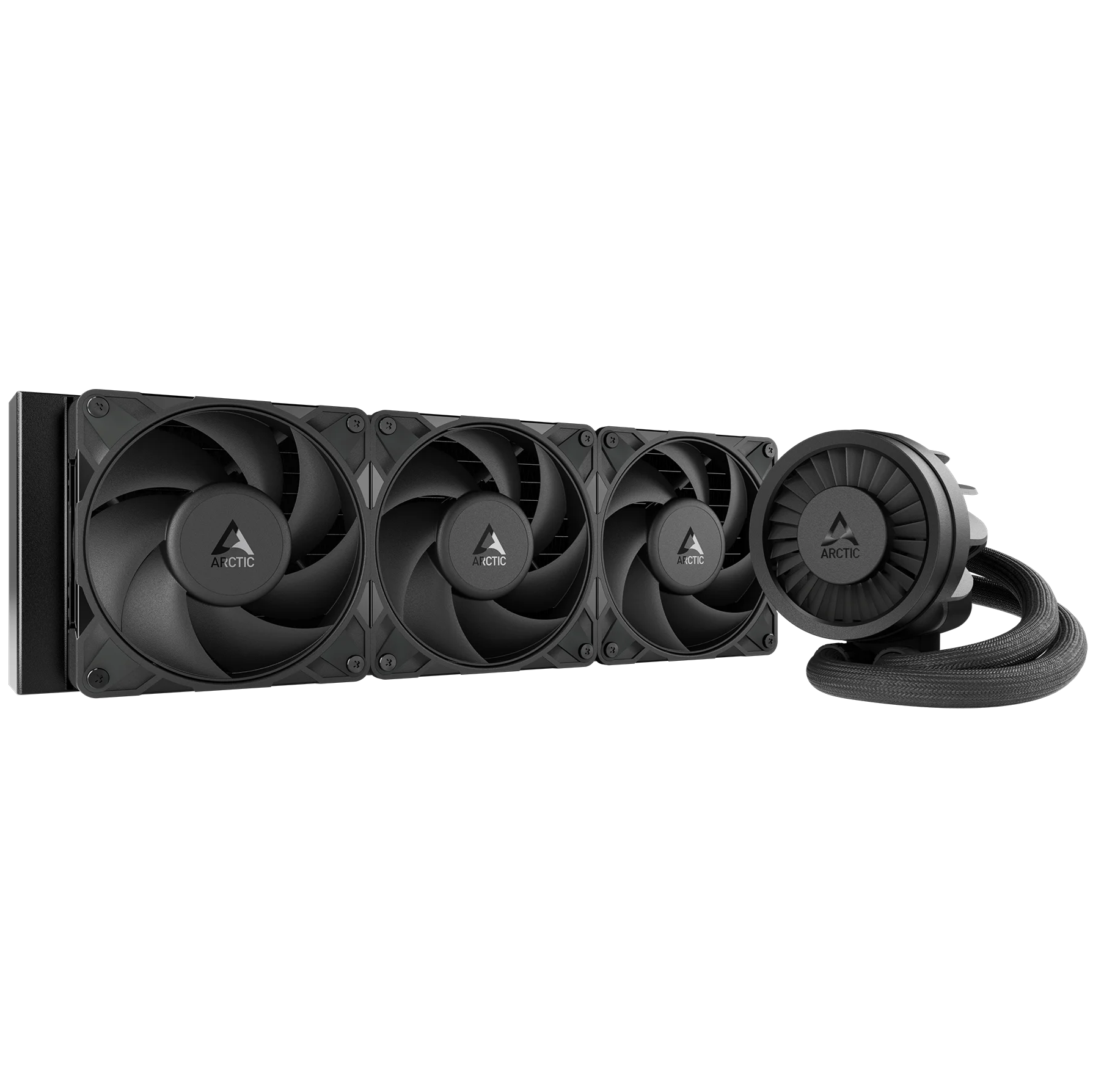 Chłodzenie wodne Arctic Liquid Freezer III Pro 360 na białym tle, widok z boku pod kątem. Po lewej stronie widoczny jest podłużny radiator z trzema czarnymi wentylatorami z logo Arctic. Po prawej znajduje się okrągła bloko-pompa z ożebrowaniem turbinowym, połączona z radiatorem dwoma grubymi wężami w czarnym oplocie.