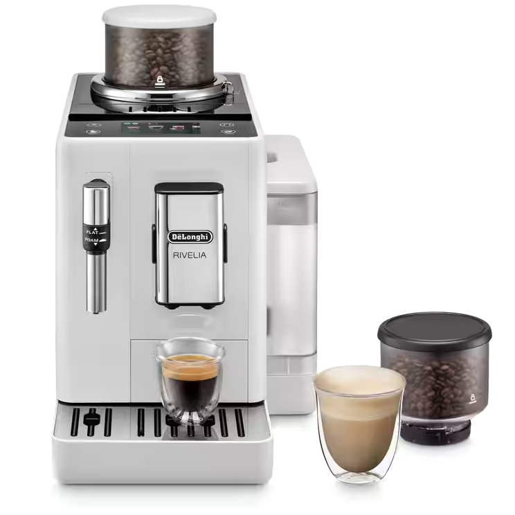 Biały ekspres automatyczny DeLonghi Rivelia Arctic White z szklanką espresso na kratce ociekowej, zaprezentowany na białym tle. Obok urządzenia znajduje się szklanka z kawą mleczną oraz drugi, odłączany pojemnik na ziarna kawy z czarnym wieczkiem.