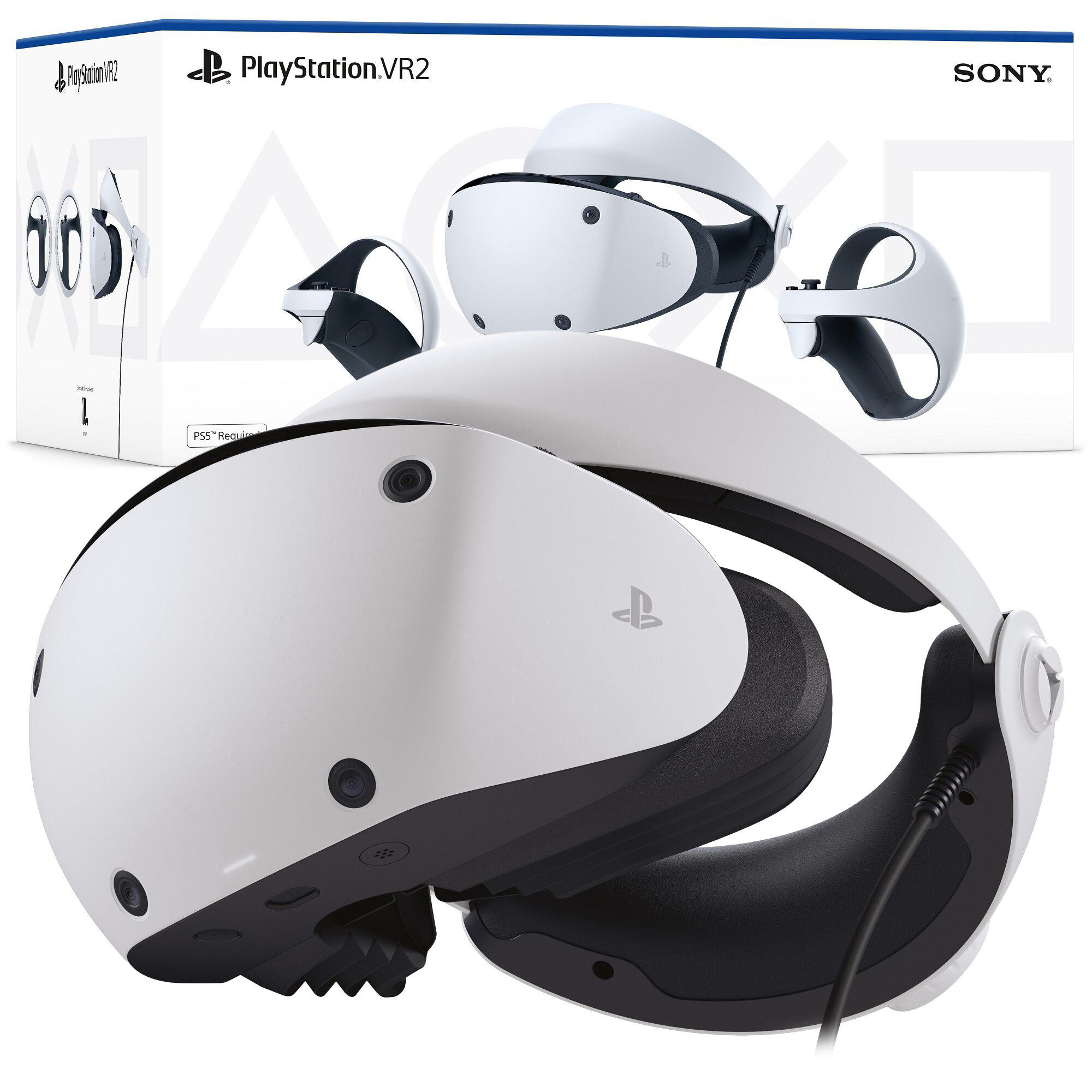 Gogle wirtualnej rzeczywistości Sony PlayStation VR2 na białym tle, pokazane w zbliżeniu pod kątem z widoczną czarną poduszką czołową i obiektywami kamer. W tle po lewej stronie znajduje się białe kartonowe opakowanie produktu z widocznym logo producenta oraz grafiką przedstawiającą gogle wraz z dwoma zaokrąglonymi kontrolerami Sense.