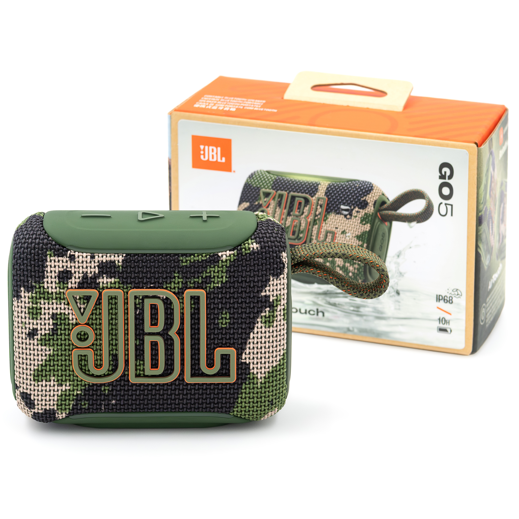 Moro głośnik przenośny JBL Go 5 z dużym logo i plecioną pętelką, ustawiony na białym tle obok oryginalnego opakowania. Widok z przodu ukazuje fakturę materiału, przyciski sterujące na górze oraz specyfikację na pudełku, taką jak certyfikat IP68 i czas pracy do 10 godzin.