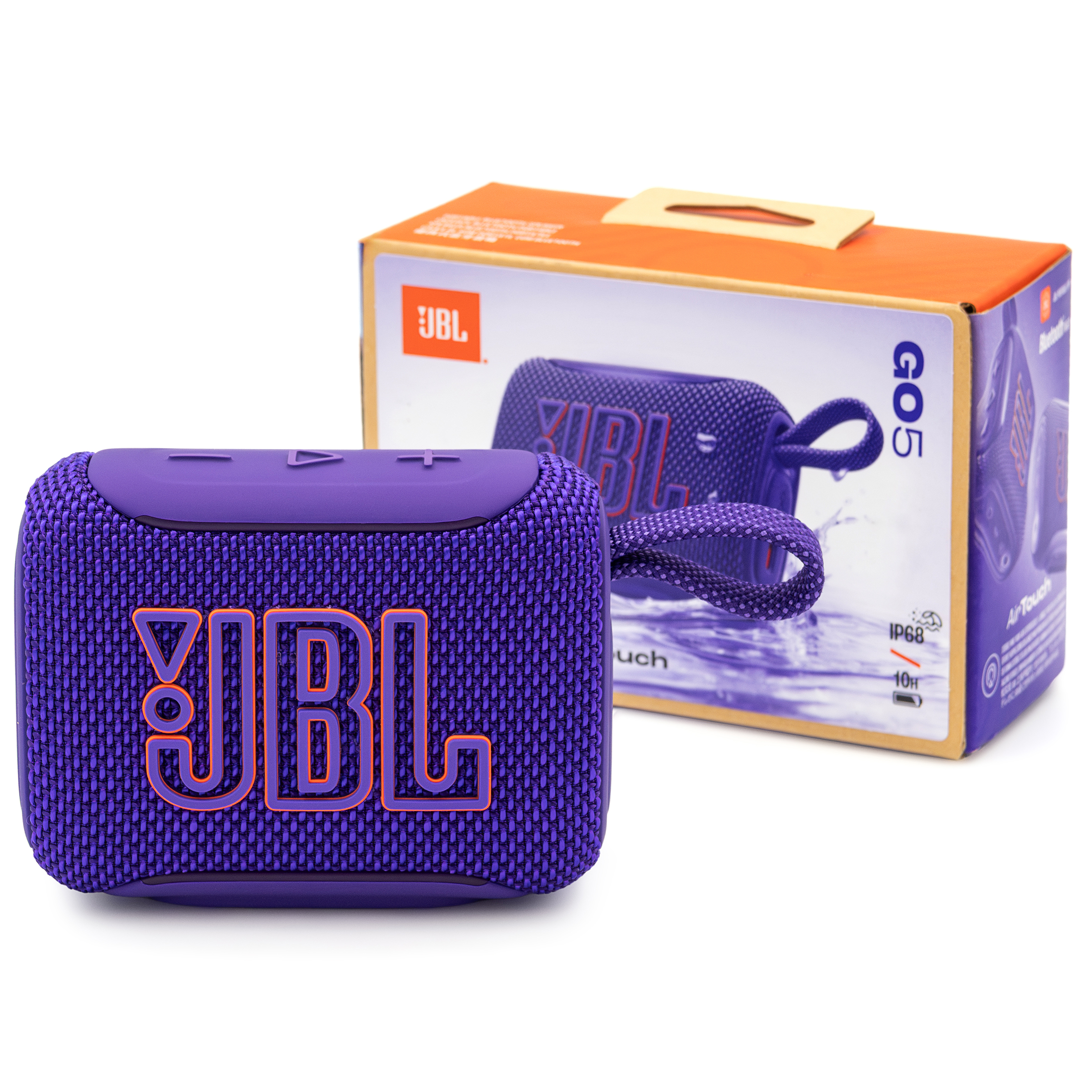 Fioletowy głośnik przenośny JBL Go 5 z dużym logo i plecioną pętelką, ustawiony na białym tle obok oryginalnego opakowania. Widok z przodu ukazuje fakturę materiału, przyciski sterujące na górze oraz specyfikację na pudełku, taką jak certyfikat IP68 i czas pracy do 10 godzin.