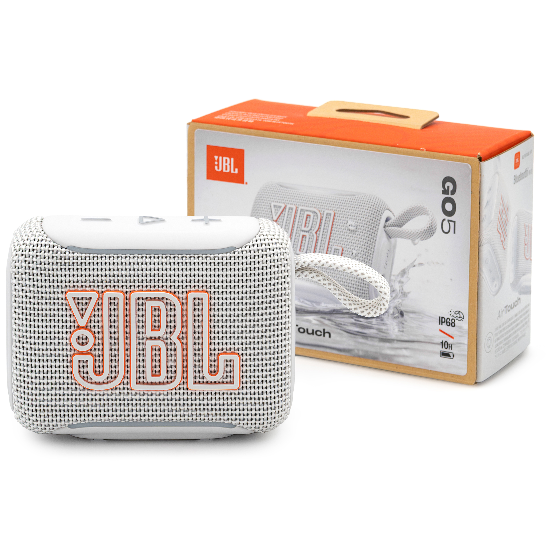 Biały głośnik przenośny JBL Go 5 z dużym logo i plecioną pętelką, ustawiony na białym tle obok oryginalnego opakowania. Widok z przodu ukazuje fakturę materiału, przyciski sterujące na górze oraz specyfikację na pudełku, taką jak certyfikat IP68 i czas pracy do 10 godzin.