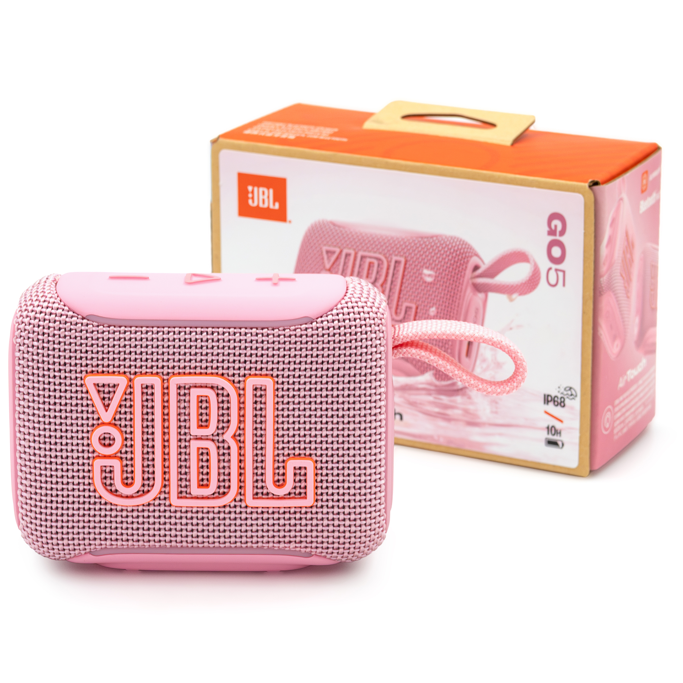 Różowy głośnik przenośny JBL Go 5 z dużym logo i plecioną pętelką, ustawiony na białym tle obok oryginalnego opakowania. Widok z przodu ukazuje fakturę materiału, przyciski sterujące na górze oraz specyfikację na pudełku, taką jak certyfikat IP68 i czas pracy do 10 godzin.