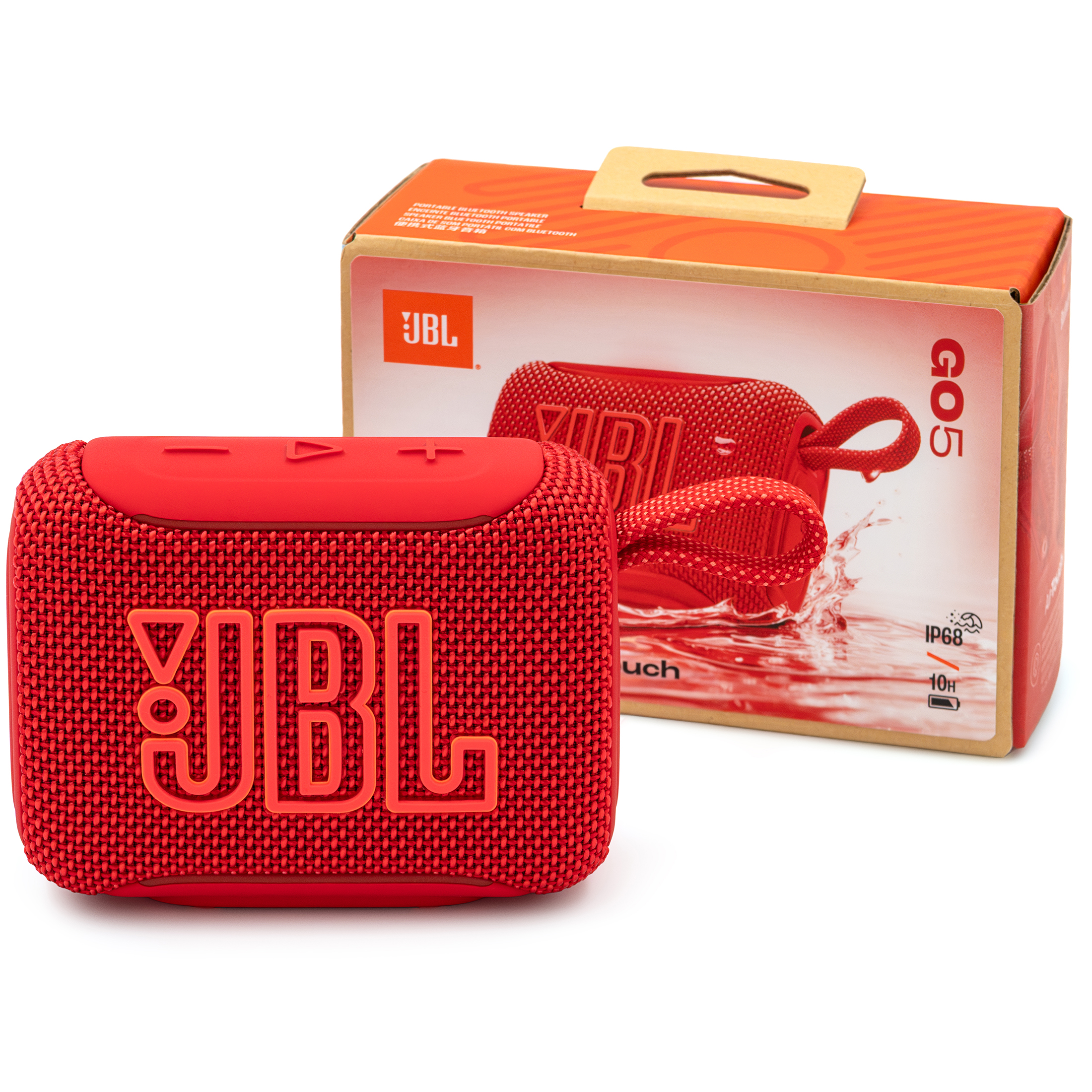 Czerwony głośnik przenośny JBL Go 5 z dużym logo i plecioną pętelką, ustawiony na białym tle obok oryginalnego opakowania. Widok z przodu ukazuje fakturę materiału, przyciski sterujące na górze oraz specyfikację na pudełku, taką jak certyfikat IP68 i czas pracy do 10 godzin.