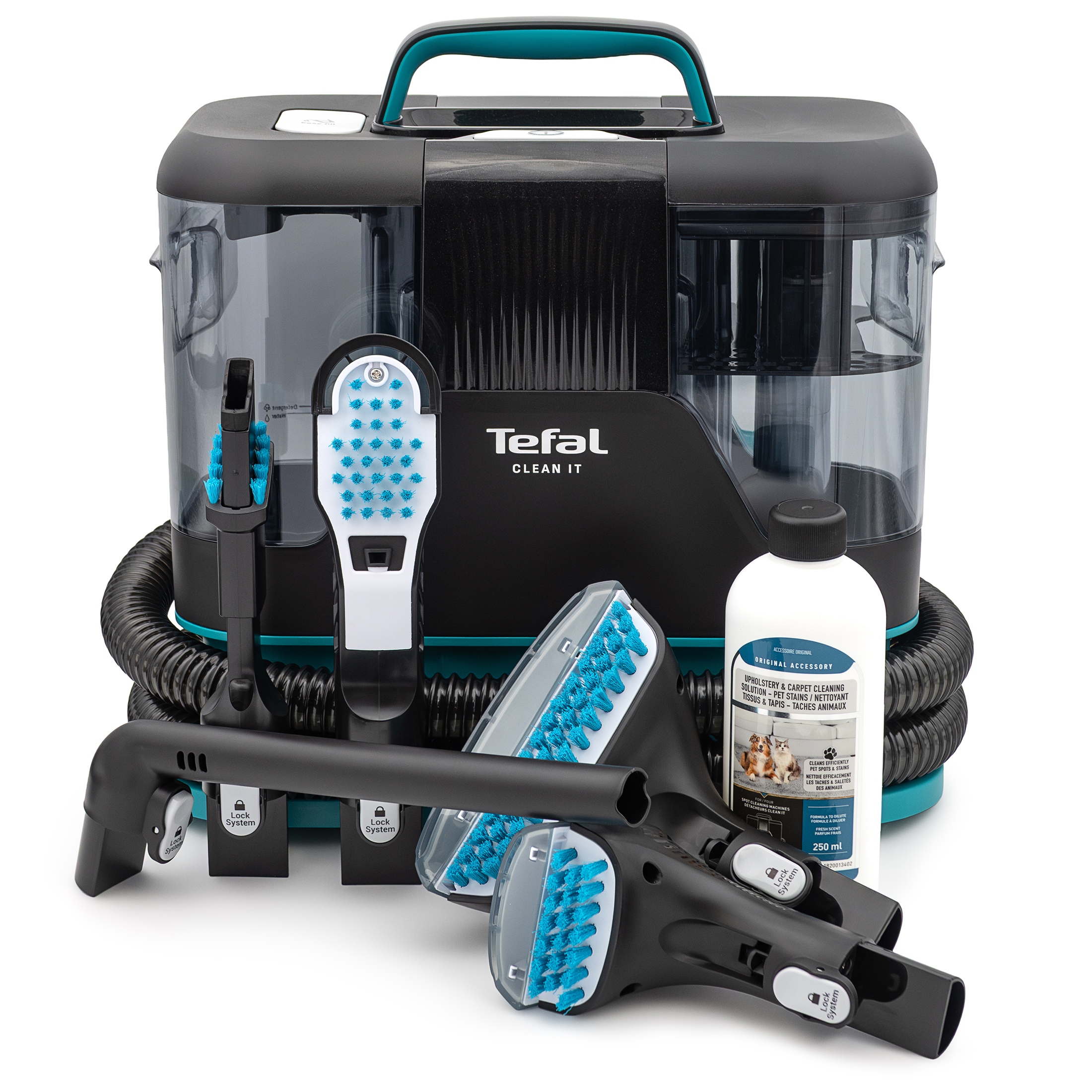 Odkurzacz piorący Tefal Clean It IZ5020 w kolorze czarnym z turkusowymi wykończeniami i owiniętym wokół bazy wężem, przedstawiony na białym tle. W pierwszym planie wyeksponowano cztery czarne końcówki czyszczące z jasnoniebieskim włosiem i systemem blokady oraz butelkę dedykowanego płynu o pojemności 250 ml.