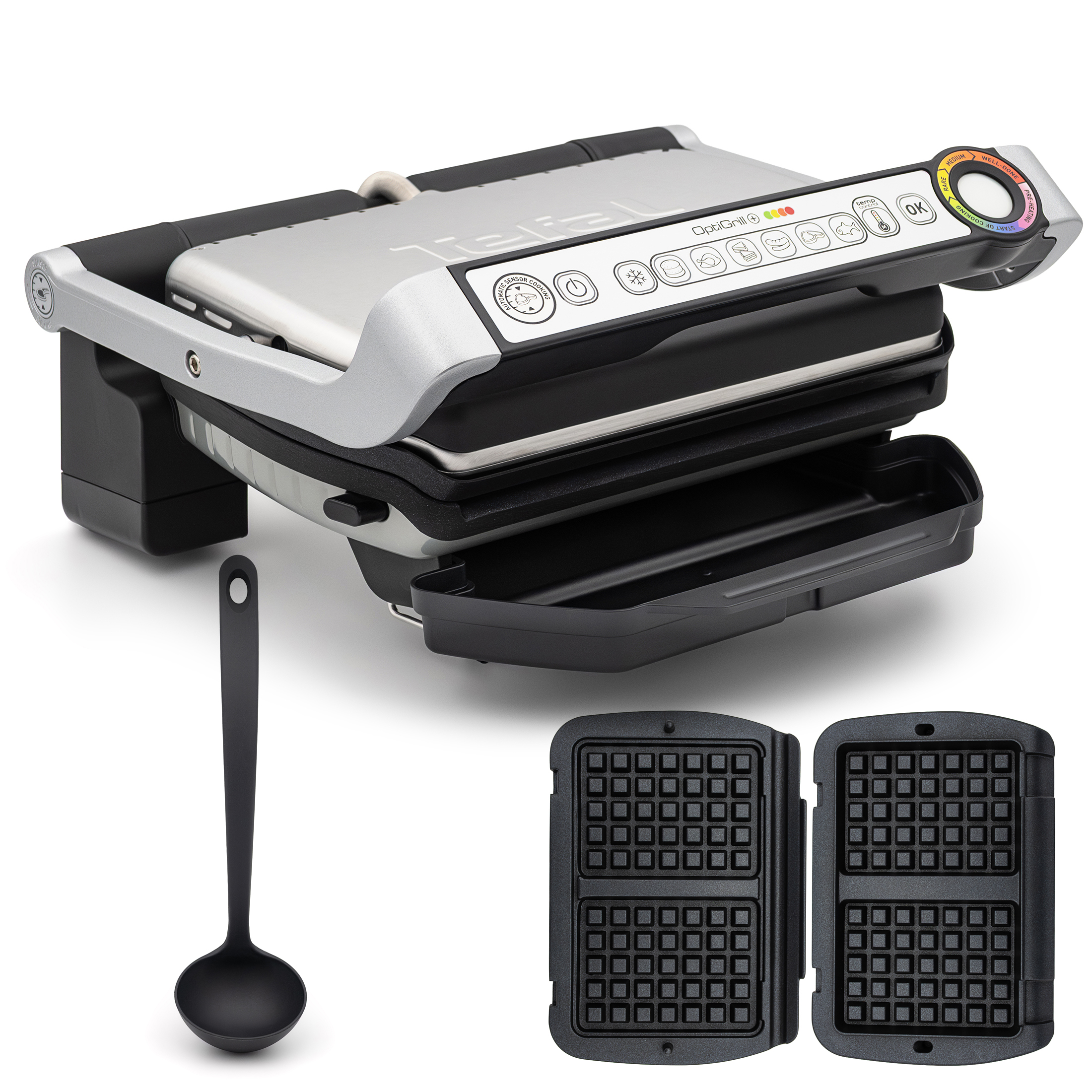 Grill elektryczny Tefal GC716D12 OptiGrill+ w srebrno-czarnej obudowie, zaprezentowany pod kątem na białym tle wraz z akcesoriami. Urządzenie ma zamontowaną rączkę z panelem sterowania oraz wysuniętą dolną tacę ociekową. Na pierwszym planie umieszczono czarną plastikową chochlę oraz dwie wymienne, czarne płyty grzewcze z formą do gofrów.