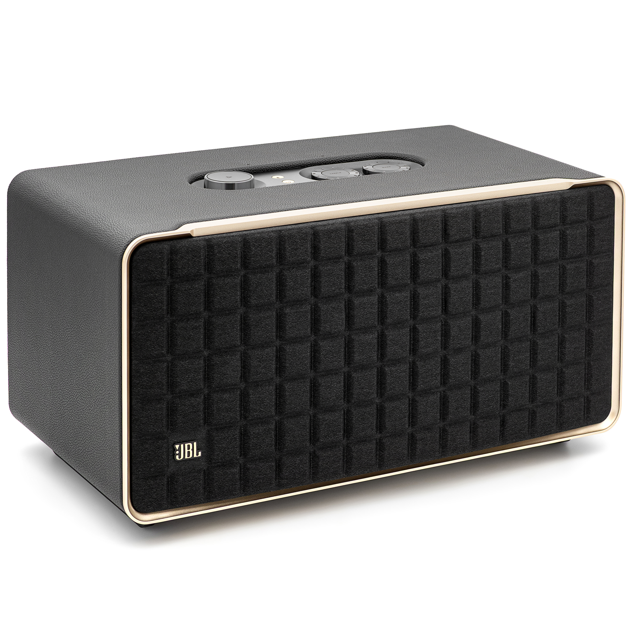 Głośnik bezprzewodowy JBL Authentics 500 w stylu retro, widok od góry pod kątem na białym tle. Czarna obudowa o fakturze skóry połączona jest ze złotą ramką otaczającą charakterystyczną, kwadratową kratownicę. Na górze widoczny jest panel z okrągłymi pokrętłami.